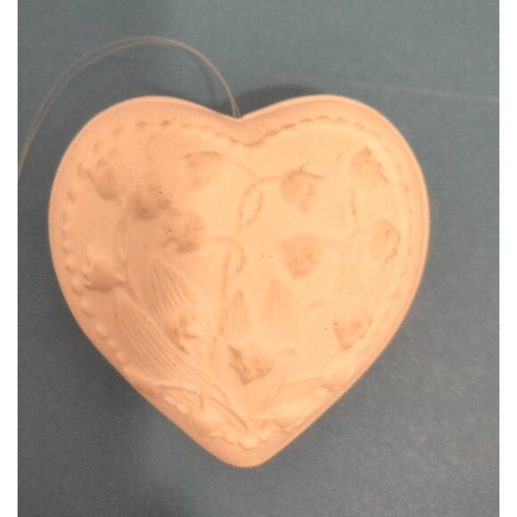 Vintage Ceramic Bisque Heart Lily of the Valley Valentine Wedding Christmas - Picture 1 of 3